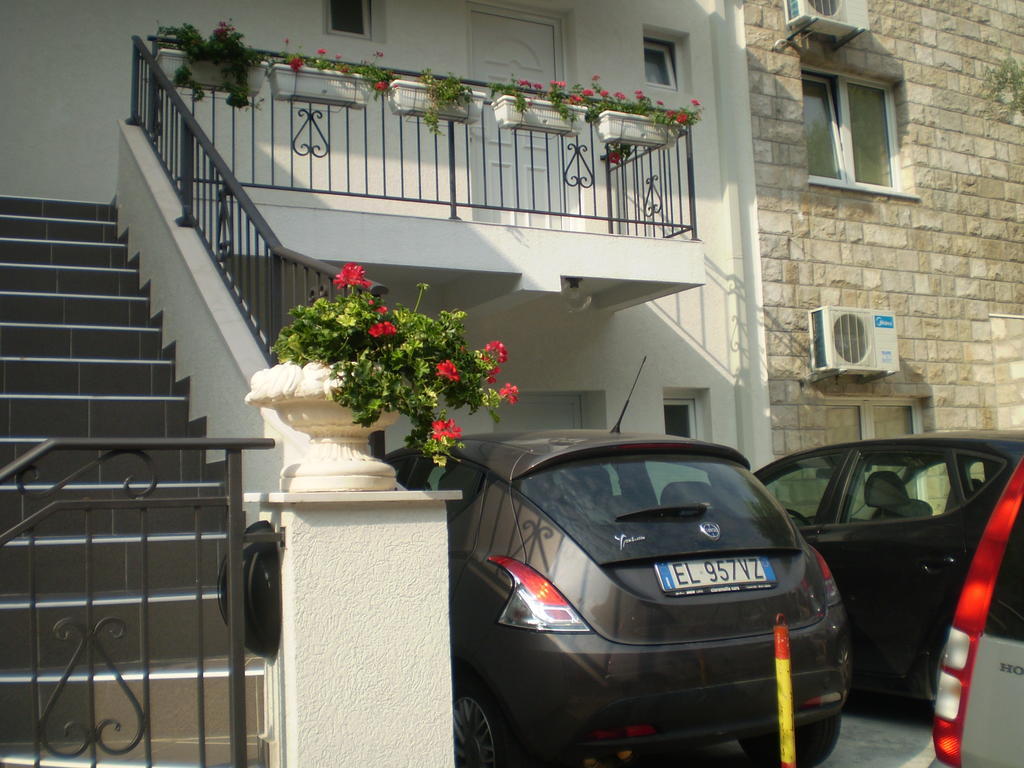 Apartments Leut Sveti Stefan Eksteriør bilde